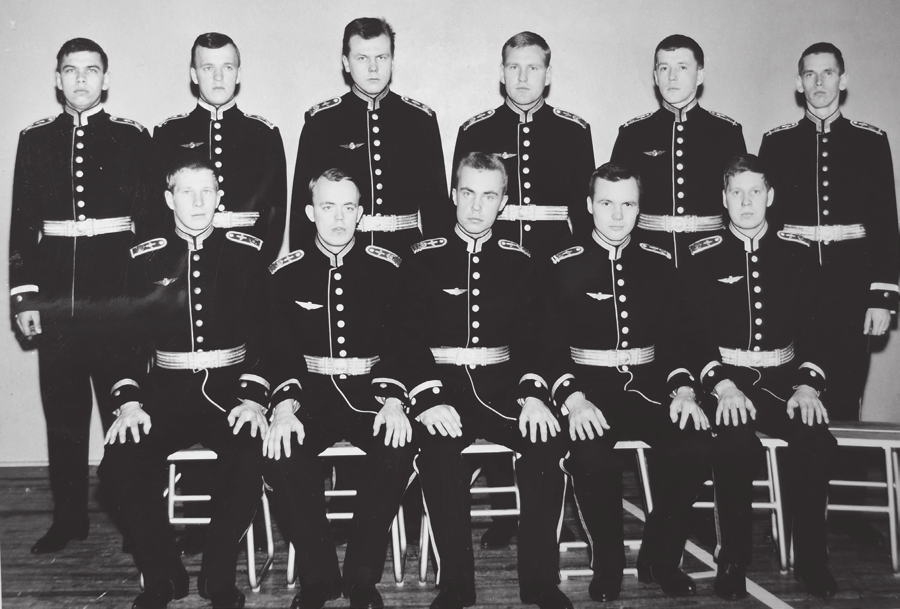 50. Kadettikurssin lentokadetit yhteiskuvassa. Istumassa vasemmalta Pekka Pellinen, Matti Ahola, Lars-Olof Fredriksson, Kimmo Oksanen ja Pertti-Uolevi Nurminen.