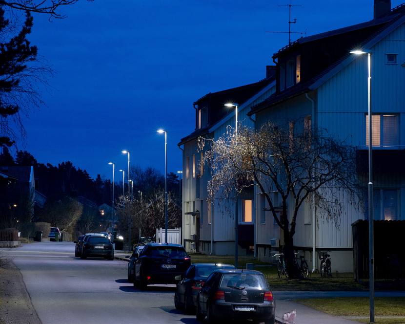 Teknistä valaistusta kaduille ja teille Evolumessa yhdistyvät erinomaiset valaistusominaisuudet sekä visuaalinen näkömukavuus. Tyylikäs pylväsvalaisin mukautuu monenlaisiin ympäristöihin.