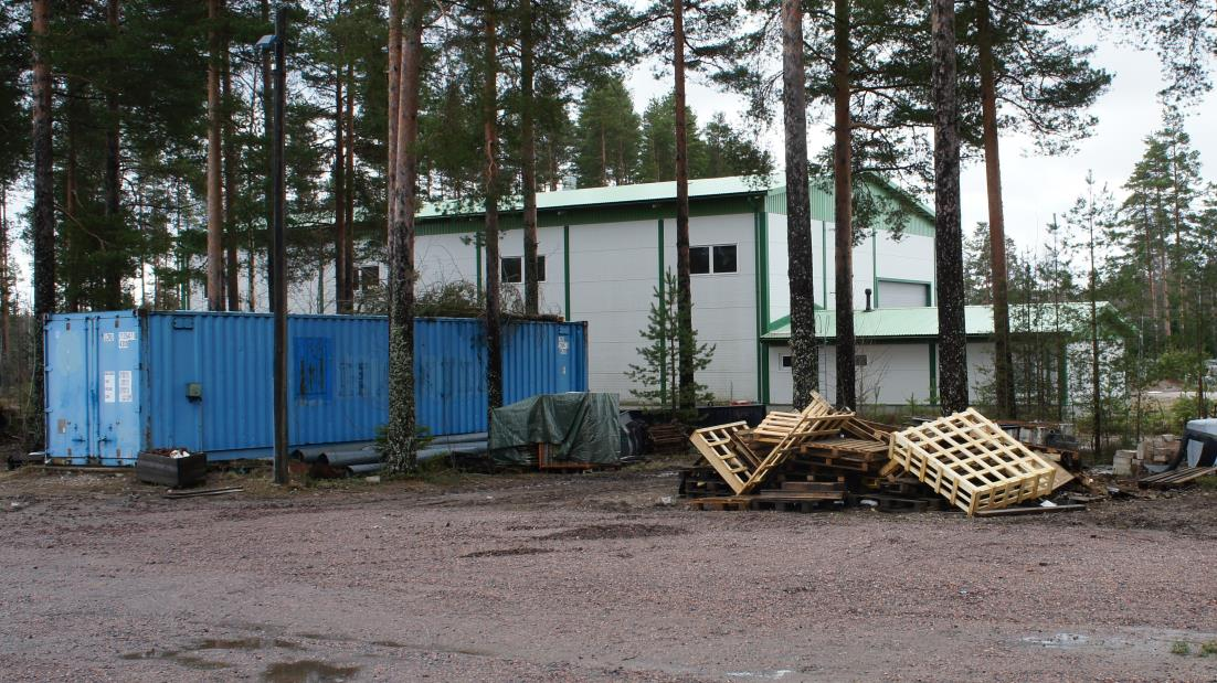 7 jätteiden jäteastiat varastoidaan sisätiloissa, jolloin jätehuoltomääräysten mukainen varastointi on kunnossa. Kuva 2.