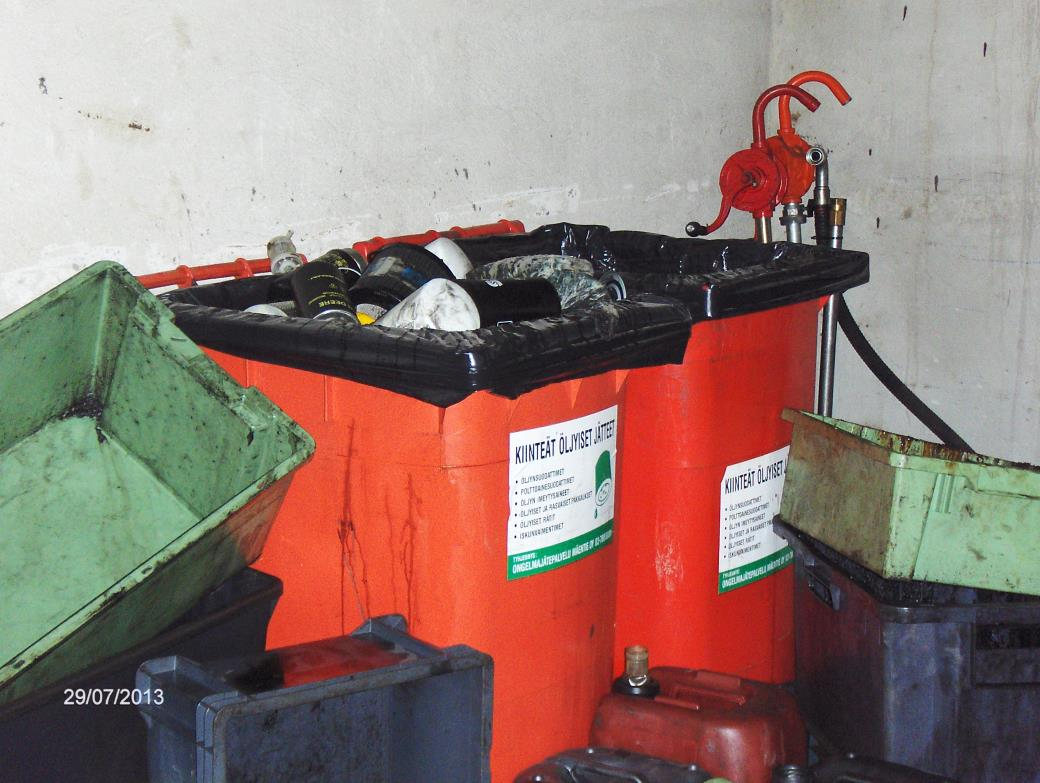 9 Kuva 3. Vaarallisten jätteiden astioita Mikkelin toimipisteellä Vaarallisista jätteistä erilliskerätään voiteluöljy, hydrauliikkaletkut ja öljyn suodattimet omiin astioihinsa (kuva 3).
