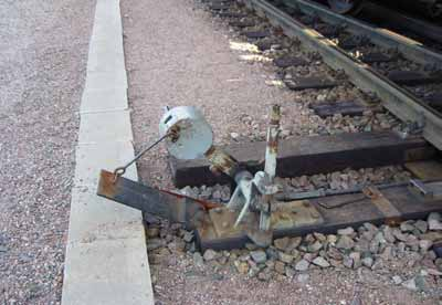 To the left, the diesel oil wagons on track 100. Kuva 3. Veturilla työnnettyjen dieselöljyvaunujen törmääminen butaanivaunuun Sköldvikissä 1.10.2002.