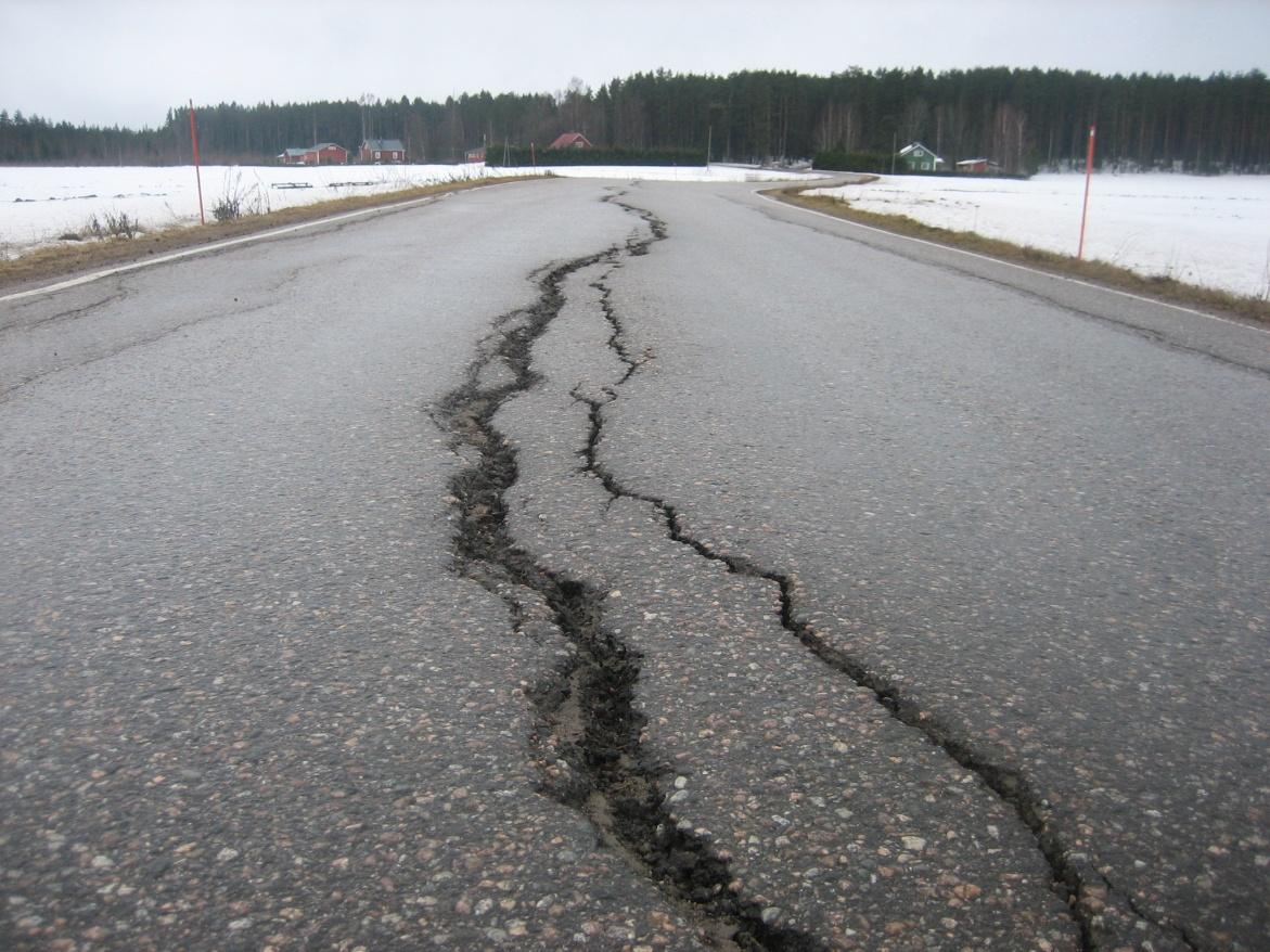 10 Kuva 1. Tyypillinen roudasta johtuva pituushalkeama. Kapeilla jyrkkäluiskaisilla teillä halkeama johtuu koko tierakenteen levenemisestä.