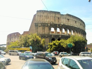 varsin pitkältä näyttävän jonon ohitse. Molemmissa kohteissa on yhteisen alustuksen jälkeen aikaa tutustua kohteeseen itse. Colosseum kohoaa keskellä kaupunkia.