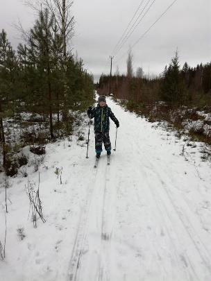 Osallistujien nimet kirjataan ja annetaan osallistumisnumero, joka numero on palautettava maalissa. Osallistumismaksu 10 (alle 15v ilmaiseksi), peritään ennen lähtöä.