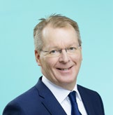 958 Johtoryhmän jäsen vuodesta 29 Henkilöstö- ja turvallisuusjohtaja Diplomi-insinööri s. 966 Johtoryhmän jäsen vuodesta 26 Viestintä- ja brändimarkkinointijohtaja Oikeustieteen kandidaatti s.