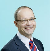 96 Johtoryhmän jäsen vuodesta 23 Lakiasiainjohtaja sekä johtoryhmän, hallituksen, tarkastusvaliokunnan ja osakkeenomistajien nimitystoimikunnan sihteeri Oikeustieteen kandidaatti, varatuomari s.