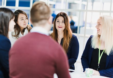 Strategia 2 Vastuullisuus Haluamme palkita kaikki työntekijämme hyvistä suorituksista, sillä uskomme, että reilu korvaus motivoi työntekijöitä tekemään työnsä entistäkin paremmin.