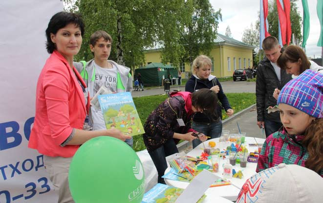 »»yhteiskunta «Oma Mua» 9 Šohveri vain ajoluvan šuaja Alina Čuburova Kirovin aukijolla Miun toivehkaupunki -festivalin aikana oli pietty aktijo, kumpasešša lapšilla kerrottih luonnon šuojelušta ta