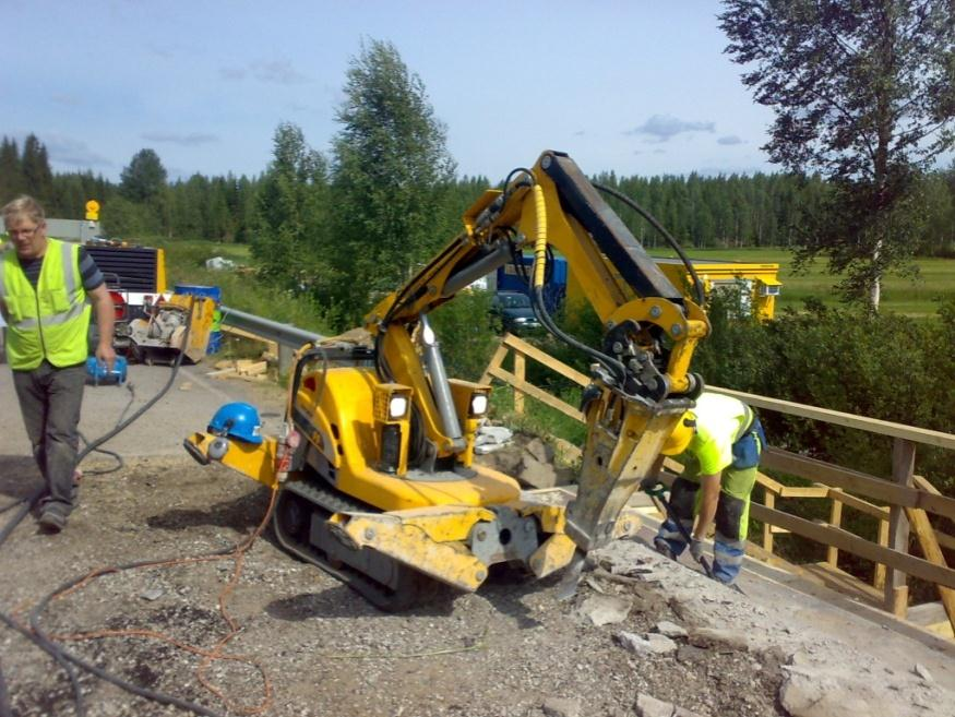 41 Kuva 10. Kevyt piikkausrobotti. Kuva Janne Kokkarinen Suositeltavaa on käyttää vesipiikkausta, jolloin saadaan mahdollisimman hyvä tartuntapinta.