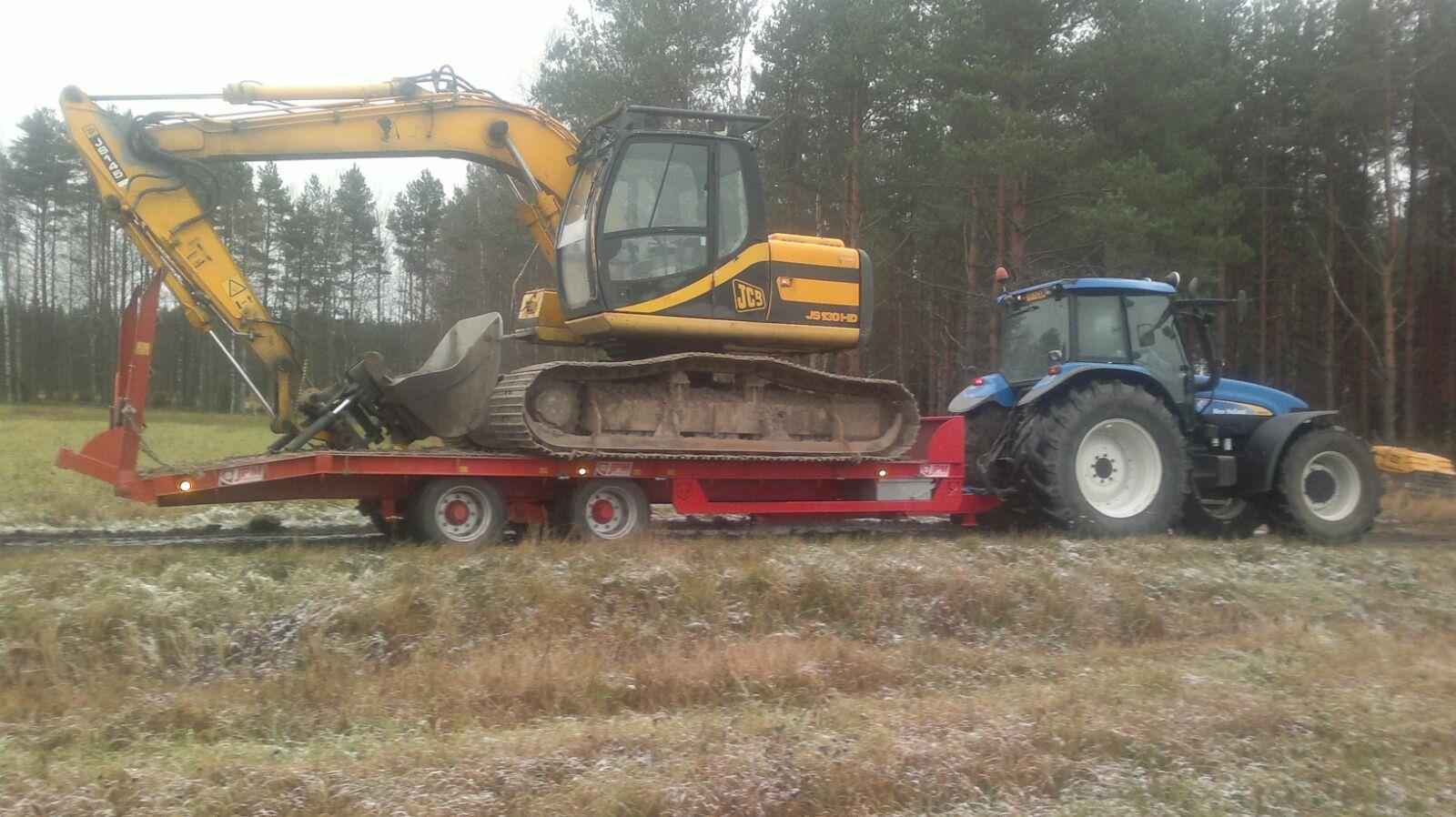 29(40) suoritettiin NewHolland M160 traktorilla, joka on varustettu paripyörillä ja omavalmisteisella peräkärryllä, joka soveltuu pehmeillä mailla liikkumiseen. Molemmat koneet ovat omaa kalustoa.