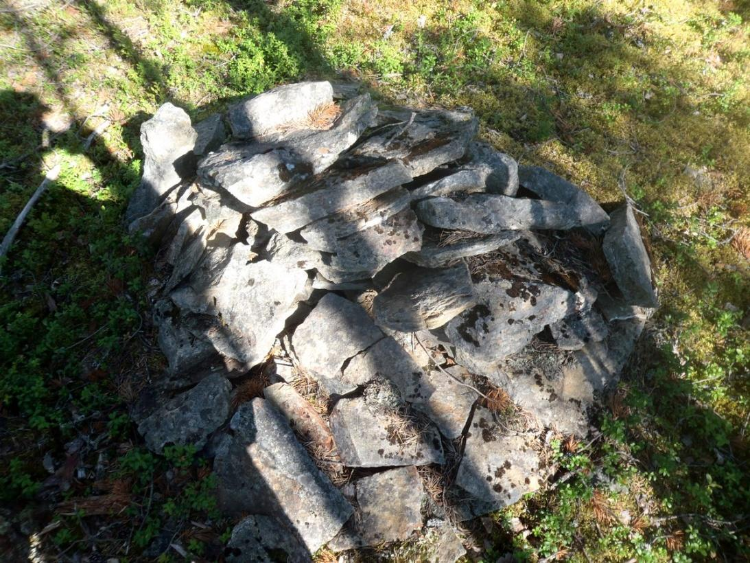 14 alaosan rakenne oli vielä hyvin tunnistettavissa. Vastaavia tornimaisia, mutta pyöreitä kivilatomuksia on löytynyt eri paikoista Pudasjärveltä.
