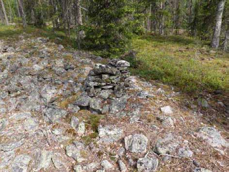 235 latomus 19: mitat n. 60 x 50 x 40 cm; sortunut, x 3517941 y 7263194 Kohteen rajaus Kohde rajautuu näkyvien rakenteiden mukaisesti Tulkinta Funktiota epäselvä, mahdollisesti merkkirakennelmia.