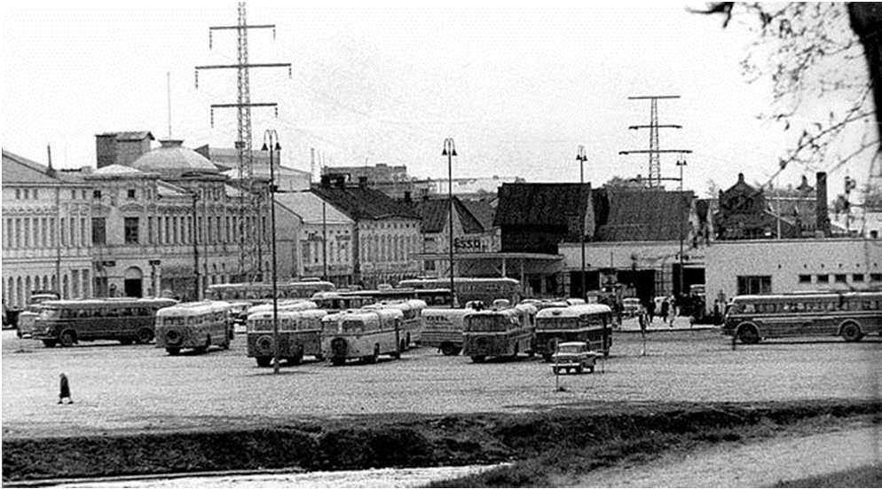 26 Alueen nykyiset valaisimet ovat kaarivartisia, joko pylvääseen tai seinään kiinnitettyjä kirkkaalla lasikuvulla varustettuja valaisimia, kuten Kotkasta 1970 luvulla otetussa kuvassa 7.