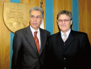 Tiedotustoiminta P. Nikiforos Diamandouros ja Slovakian oikeusasiamies Pavel Kandráč. Bratislava, Slovakia, 18. helmikuuta 2004. KYPROS Helmikuun 29. päivän ja maaliskuun 3.