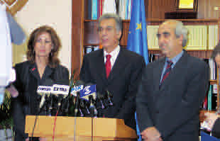 Tiedotustoiminta Kyproksen hallintoasiamies Eliana Nicolaou, P. Nikiforos Diamandouros sekä Kyproksen sisäasiainministeri Andreas Christou. Nikosia, Kypros, 2. maaliskuuta 2004.