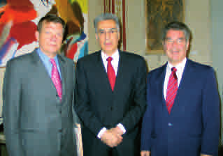 päivänä Diamandouros tapasi Wienissä Itävallan vastavalitun presidentin Heinz Fischerin, parlamentin alahuoneen puhemiehen Andreas Kholin ja tilintarkastustuomioistuimen presidentin Franz Fiedlerin.