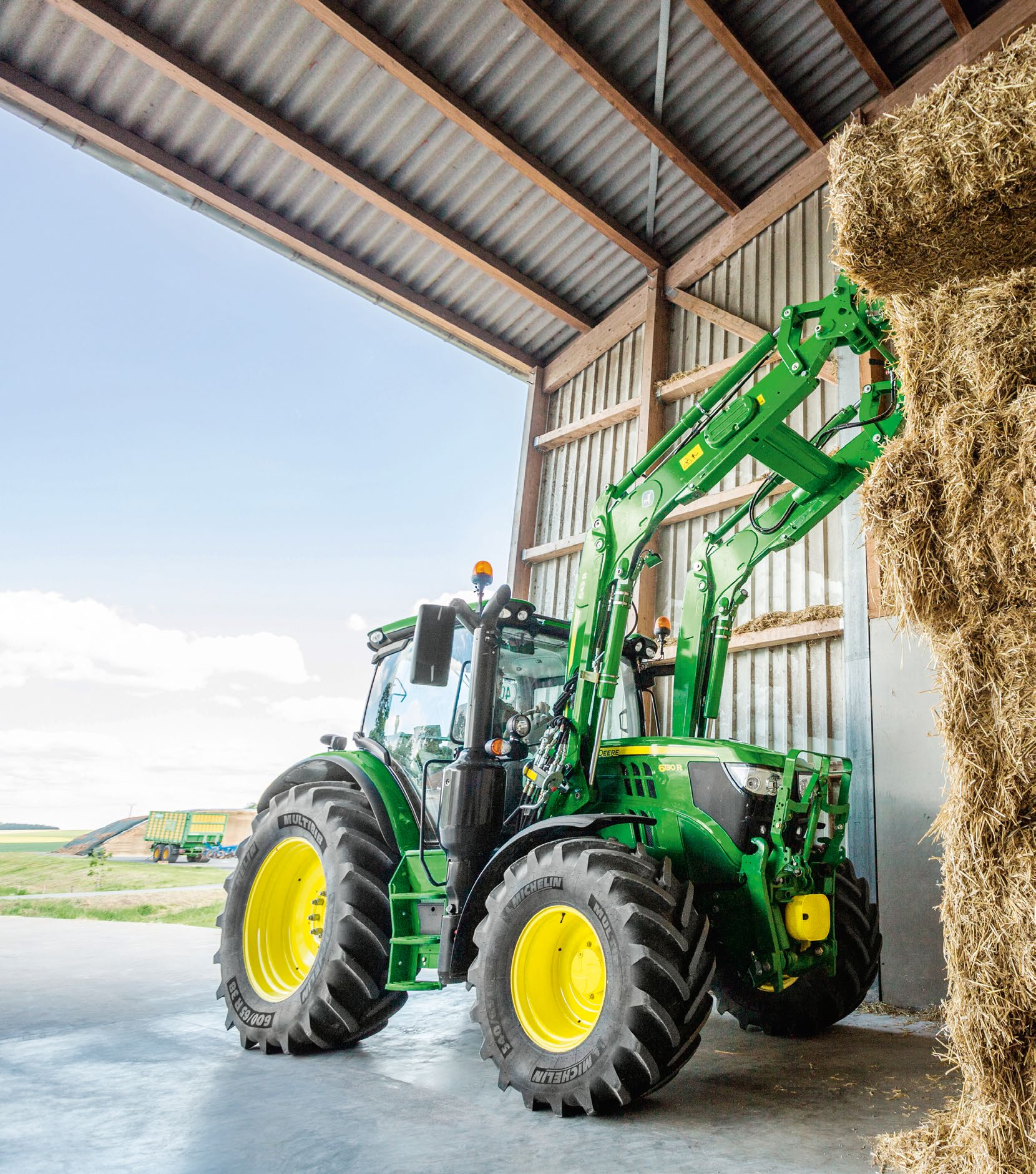 2 MITTATILAUSTYÖNÄ SUORAAN TEHTAAN VALMISTUSLINJALTA R-sarjan etukuormaimet on suunniteltu, testattu ja valmistettu samojen, tiukkojen laatustandardien mukaisesti kuten John Deere -traktoritkin.