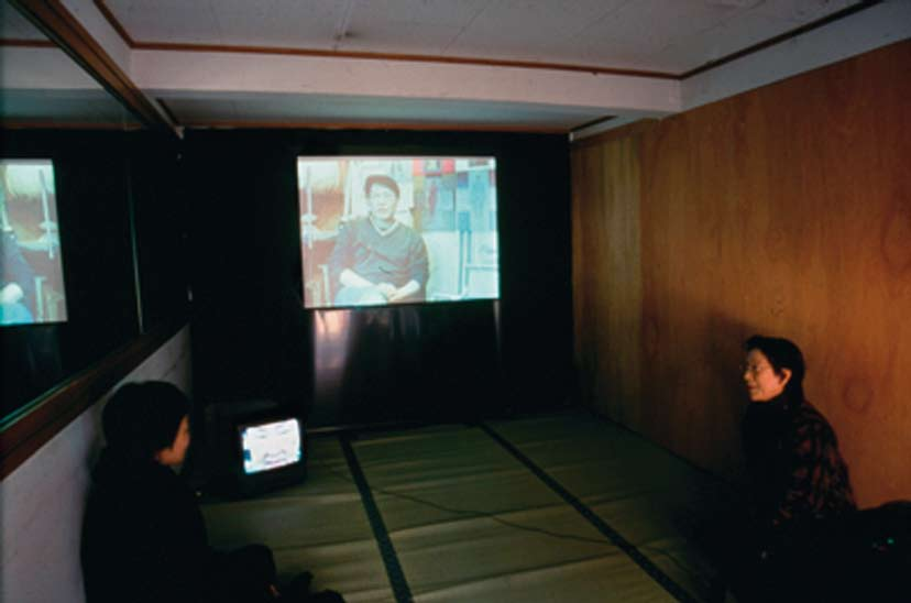 Minna Heikinahon kuvaus kaupunkiprojektistaan Japanissa About Kyojima (projisointikankaalle, aktiivikaiuttimet), Values (tv-monitori, kuulokkeet), Shopping mall (ulkoprojisointi),
