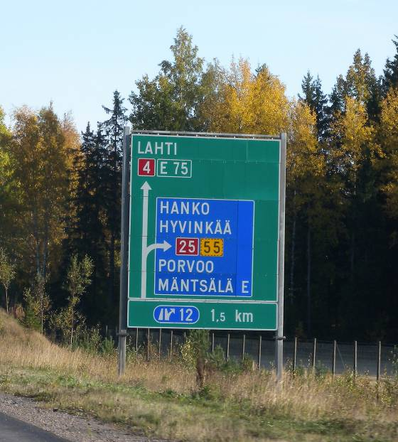 A-tyypin suunnistustaulut sijaitsevat 1,5 kilometrin ja 750 metrin päässä liittymästä.