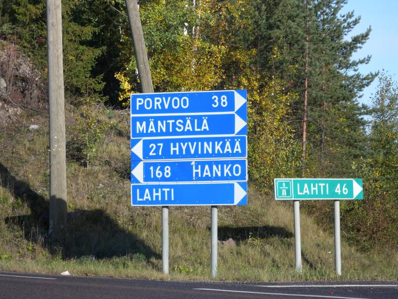 18 Kehä V opastuksen ja viitoituksen esisuunnitelma NYKYTIANTEEN INVENTOINTI Kuva 12 Opastus rampin yläpäässä noustaessa ahden moottoritieltä Valtatieltä 3 on suunnistustaulut Kehä V:lle