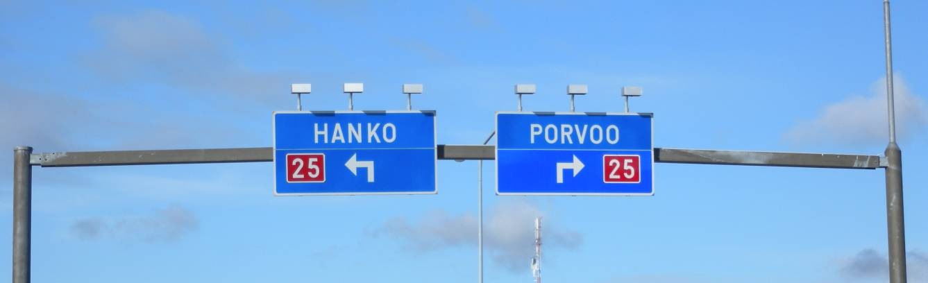 Tämän tyyppiset opasteet voitaisiin korvata helposti kylteillä; Kehä V itään ja Kehä V länteen.