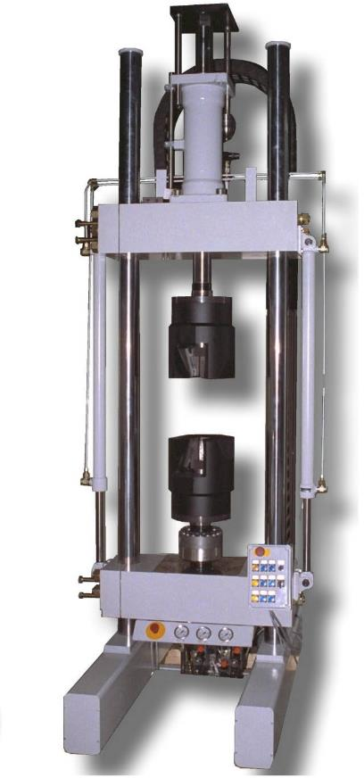 4 3.2 Tietokoneohjattu servohydraulinen yleisaineenkoetuskone Tietokoneohjattu servohydraulinen yleisaineenkoetuskone on aineenkoetuskoneiden perusmalli.