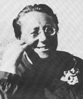 Emmy Noether (1882-1935) Yksi kaikkien aikojen vaikuttavimmista algebrikoista ja etenkin naismatemaatikoista oli saksalainen Emmy Noether, joka kehitti erityisesti renkaiden teoriaa.