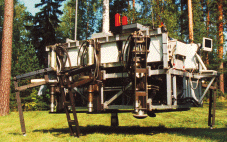 Metsätraktorin tukkinosturi, jota 1980-luvun puolen välin jälkeen kiinnostus robotoitiin ja ohjattiin interaktiivisesti lisäarvon tuomiseen koneenrakennuksen laserosoittimen avulla.