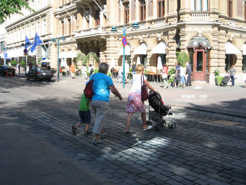 Eteläesplanadi ja Pohjoisesplanadi Esplanadin kadut muodostavat yhdessä Esplanadin puiston kanssa yhden Helsingin liikekeskustan merkittävimmistä jalankulkuakseleista.