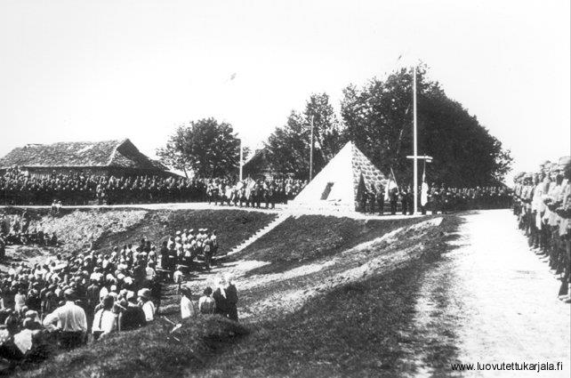 Taistelun muistomerkin monet vaiheet Joutselän taistelulla on sittemmin Suomen sotahistoriassa ollut merkittävä asema, kun taas venäläiset eivät ole halunneet tapahtumaa muistella, mikä näkyy hyvin
