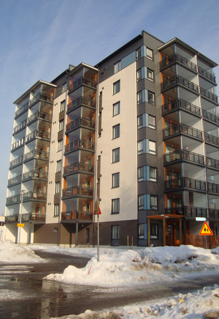 1 JOHDANTO Vaasassa asuntomessualueen viereen Suvilahdessa Lakea Oy rakennuttaa neljä 8-kerroksista kerrostaloa, jotka ovat muodoltaan ja tilasuunnittelultaan sekä rakenteiltaan täysin samanlaiset.