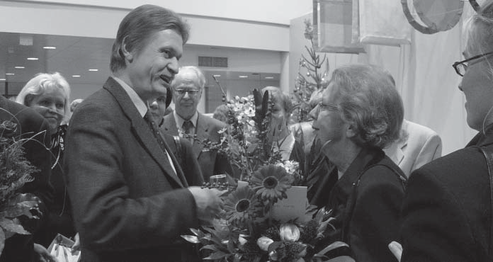 19 Luennon kuulijoita Viikin Biokeskuksen Sipi Siintolan salissa. Farmasian laitoksen esimies, prof.