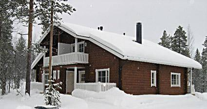 kahden lomarakennuksen paikoitus yhteen keskitettyyn neljän auton yksikköön.