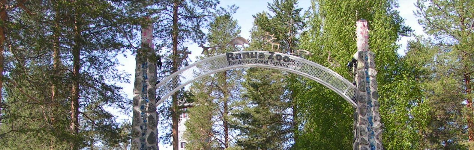 Kuva yllä: Eläinpuiston sisäänkäynnin yhteydessä