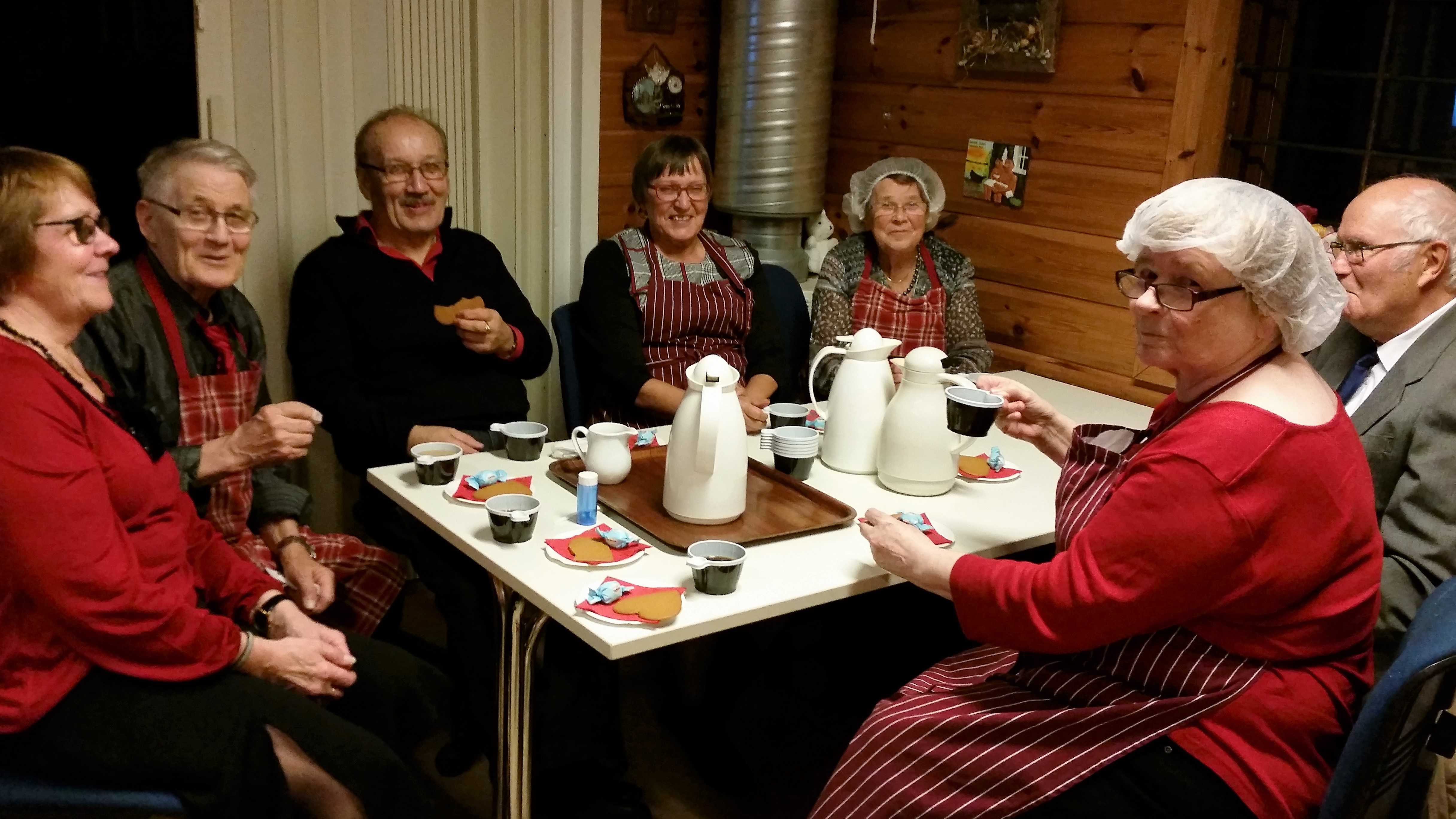 Graavilohet, sillit ja salaatit. Karjalanpaistit, kinkut ja leivät. Aaah nam nam. Katajaisten jäsenet auttavat toinen toistaan.