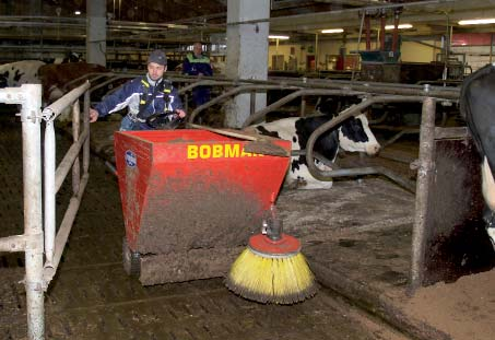 Kuivitus- ja harjakoneen oli todettu toimivan paremmin kutterilla, koska se on tasalaatuisempaa kuin turve.