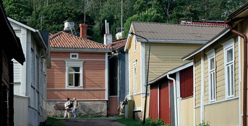 Idyllinen Loviisanseutu Kahden päivän matka Aloitamme päivän opastetulla kiertoajelulla Loviisassa, jossa kuulemme tarinoita Kuningattaren kaupungista, sen muut