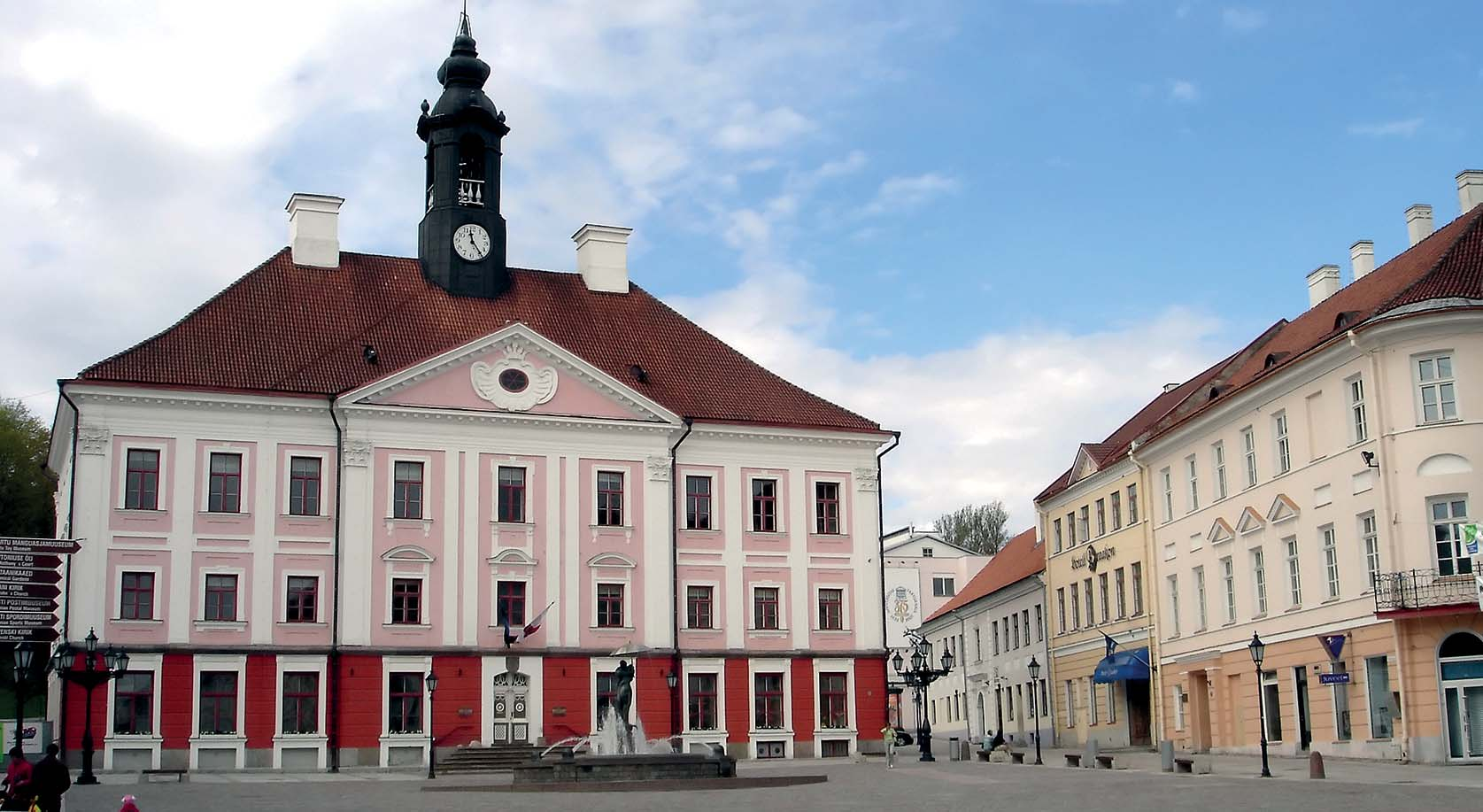 Opas nousee bussin kyytiin Tallinnassa ja aloitamme matkan Tarttoon. Iltapäiväkahvit nautimme matkan varrella. Majoitumme Tartossa Dorpat-hotelliin. Yhteinen illallinen nautitaan hotellissa. Ma 31.7.