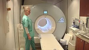 Liite 1 3 MAGNEETTIKUVAUS Magneettitutkimus eli magneettikuvaus (MRI, Magnetic Resonance Imaging) on lääketieteessä käytetty kuvantamismenetelmä, jolla voidaan muodostaa kehosta tai sen osista sekä