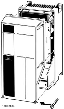 Kun asetat etukannen takaisin paikalleen, varmista sen kunnollinen kiinnitys käyttämällä 2 Nm:n vääntömomenttia. Illustration 4.17: A5-, B1-, B2-, C1- ja C2-koteloinnit 4.1.17. Ohjausliittimet Piirustusten numerot: 1.