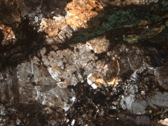 TASdiagrammin (Kuva 13) feniittiytymisasteen mukaan kivi on karbonaattiutunutta keskiasteen feniittiä, josta kertovat kalsiitin, albiitin, plagioklaasin ja amfibolin esiintyminen.