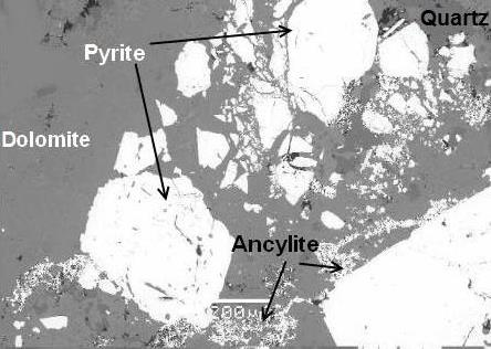 Mineralogisten analyysitutkimuksien mukaan feniittiytyneessä karbonaattipitoisessa gneississä on albiittia, allaniittia, egiriiniä ja dolomiittia (Kuva 16 (A)).