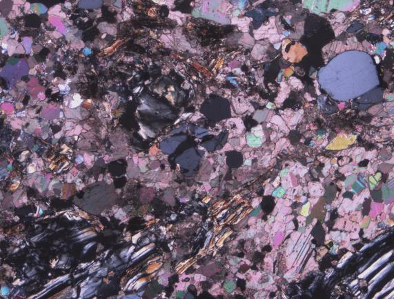 Kairasydämen ferrokarbonatiitti on heterogeenistä, rikkonaista ja rapautunutta. Ferrokarbonatiitin rapautumattomat kohdat ovat vaaleita ja rapautuneet kohdat ovat ruskeita.