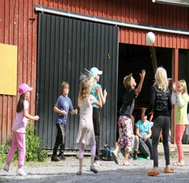 1 YHTEISTYÖN PERIAATTEET SAUVOSSA A) Yhdistykset mahdollistavat kansalaistoiminnan Yhdistystoiminta tarjoaa mahdollisuuksia aktiiviseen osallistumiseen, itsensä kehittämiseen, harrastamiseen,