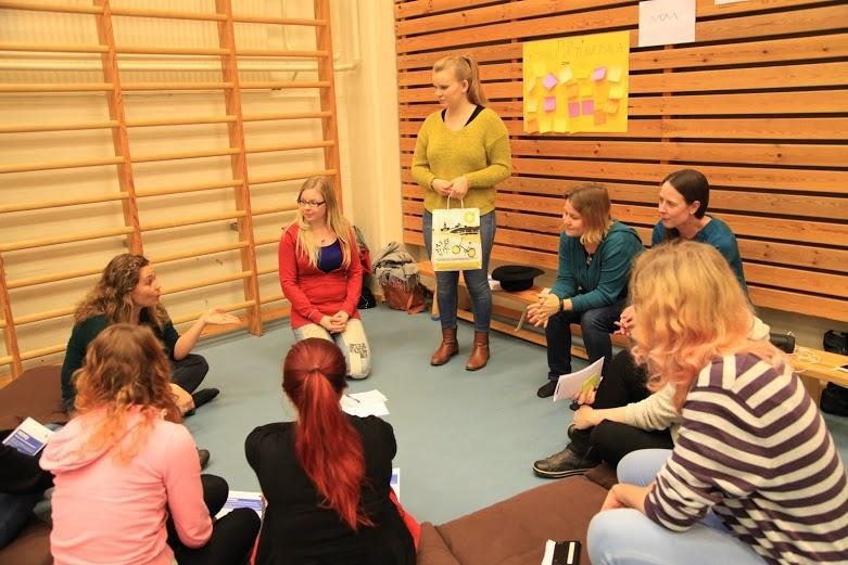 28 soineen musiikin avulla (katso kuva 1). Vierailijoiden istuttua kerroimme lyhyesti, mistä MOMUssa on kysymys, ja jaoimme jokaiselle tulostamamme posterin.