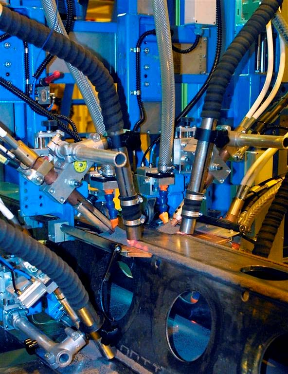 TAMPEREEN AMMATTIKORKEAKOULU TUTKINTOTYÖ 20 (33) 4. Deltapalkin hitsaus Pulssi-mag-hitsausprosessia on testattu ja käytetty Peikko Finland Oy:ssä jo vuodesta 2002 lähtien eri hitsausroboteilla.