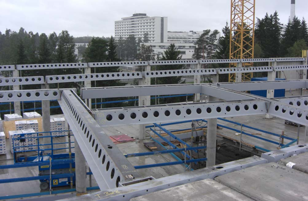 TAMPEREEN AMMATTIKORKEAKOULU TUTKINTOTYÖ 8 (33) Kuva 2. Betonin kovettumisen jälkeen palkki toimii liittopalkkina ontelo-, liitto- ja kuorilaatoille sekä paikallavalulle. 1.
