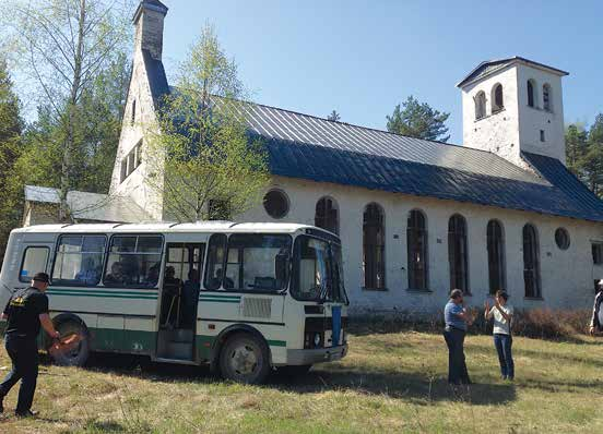 Talkoot Karjalassa Kankaalan kirkolle päästiin jälleen suomalaisella bussilla. Kirkko ja ja kirkonmäki sankarimuistomerkkeineen siivottiin perinteisen rivakasti.