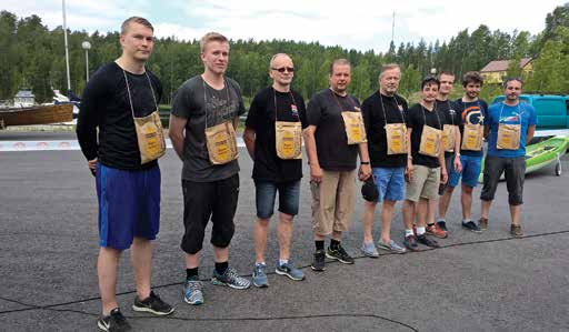 Urheilua Vuoksenrannan Säteen (etualalla) ja Antrean Esan kyykkäjoukkue tuomarinsa kanssa. Tuomaripeliä ei epäilty, vaikka Säde pesikin Esan. -- Marttihan se tuomari oli!