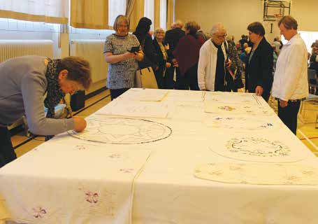Lähes 90-vuotias joutsalainen Annikki Talja toi vuosikymmeniä käyttämättömänä olleen rukkinsa Sysmään ja villisti rukki pyörikin.